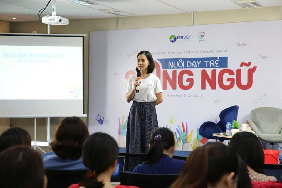 Ba mẹ và con học tiếng Anh